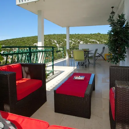 Apartment Wonderful Visinisce With Terrace And Sea Views