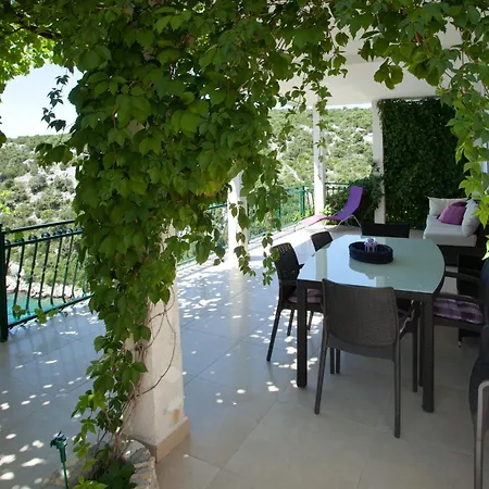 Wonderful Visinisce With Terrace And Sea Views *