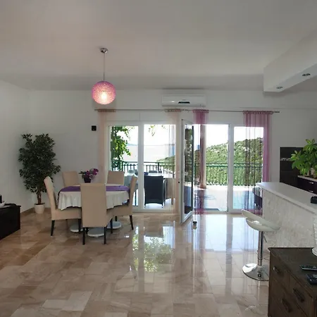 Wonderful Visinisce With Terrace And Sea Views *